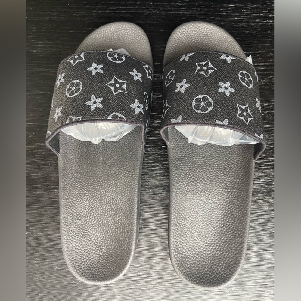 Classic sides with Black and Gray monogram size 45 EU Slide Sandals - Picture 3 of 9